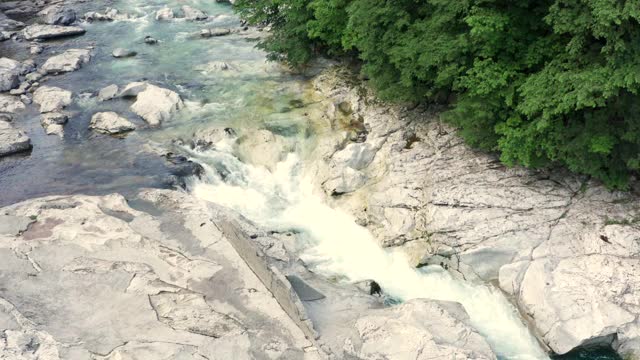 令人惊叹的塞里奥河与流动的塞里亚纳山谷视频素材