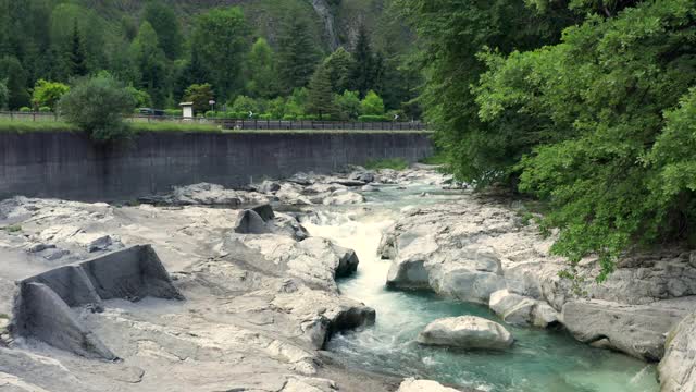 美丽的塞里奥河与流水塞里亚纳山谷视频素材