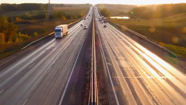 日落时分高速公路上的汽车，放大视频素材