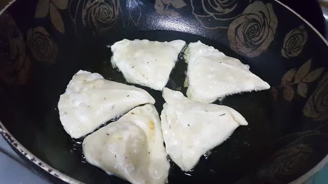 在滚烫的油锅里煎馅饼。视频素材