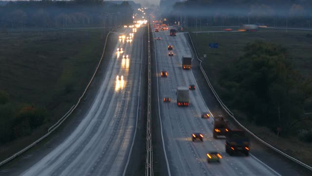 夜间在高速公路上行驶的汽车，时间间隔视频素材