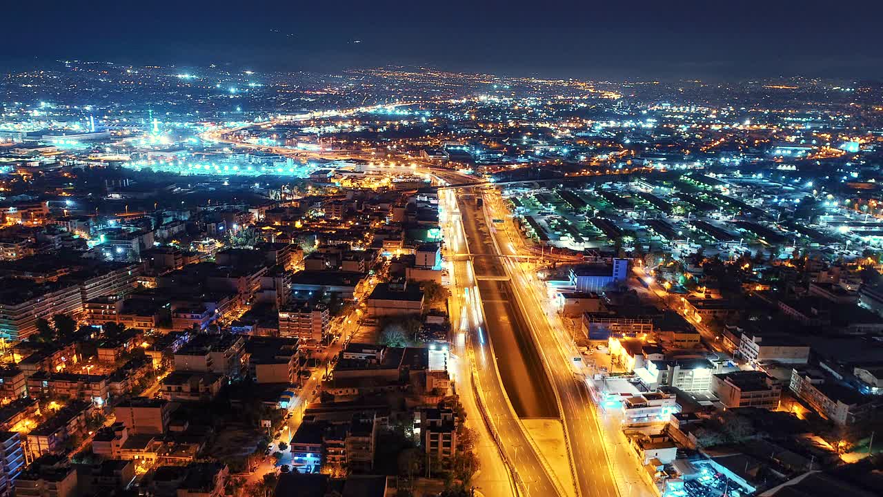 4K全空中夜间延时(hyperlapse)，雅典市中心繁忙的高速公路视频素材