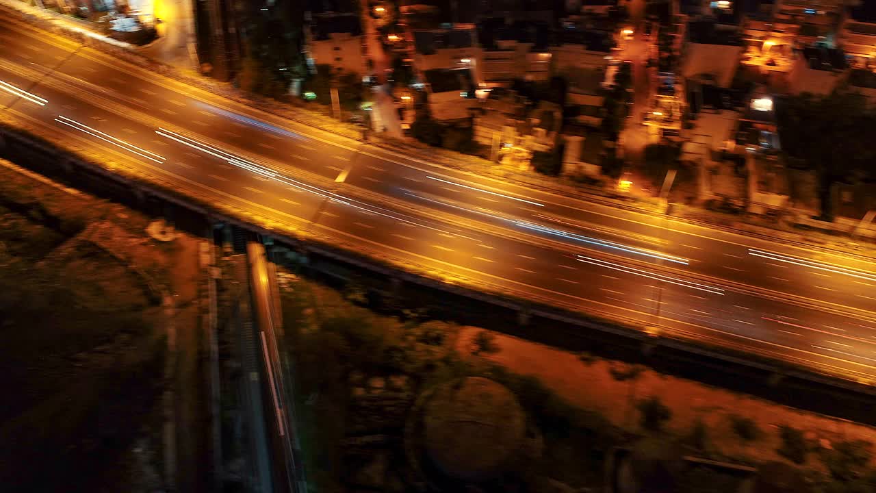 4K全空中夜间延时(hyperlapse)，雅典市中心繁忙的高速公路视频素材