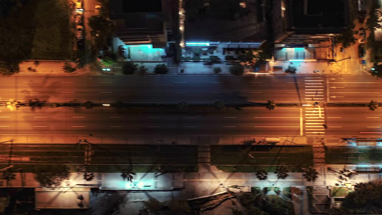 4K全空中夜间从上到下的延时(hyperlapse)，雅典市中心繁忙的高速公路视频素材