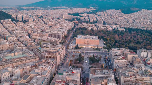 雅典市中心宪法广场从白天到晚上的4K全空中延时(hyperlapse)视频素材