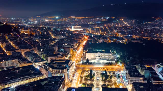 4K全空中夜间延时(hyperlapse)，雅典市中心，宪法广场，卫城和主要地标视频素材