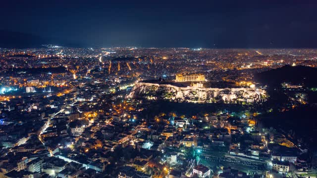 4K全空中夜间延时(hyperlapse)，雅典市中心，宪法广场，卫城和主要地标视频素材