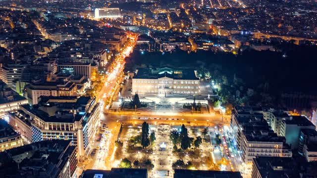 4K全空中夜间延时(hyperlapse)，雅典市中心，宪法广场，卫城和主要地标视频素材