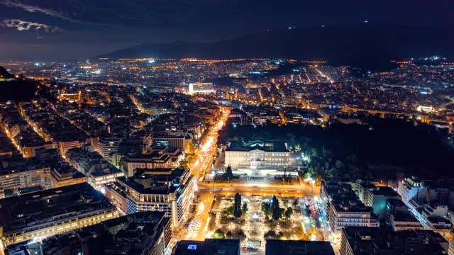 4K全空中夜间延时(hyperlapse)，雅典市中心，宪法广场，卫城和主要地标视频素材