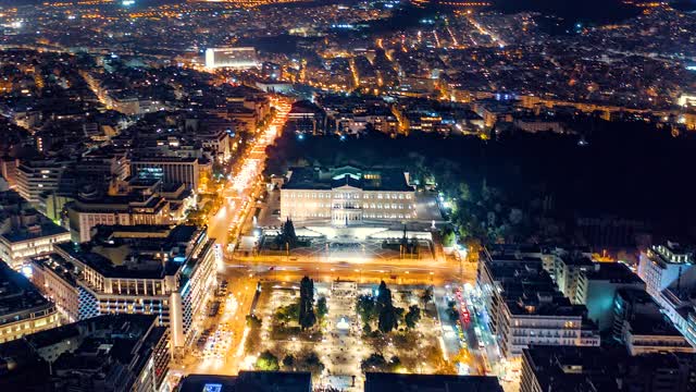 4K全空中夜间延时(hyperlapse)，雅典市中心，宪法广场，卫城和主要地标视频素材