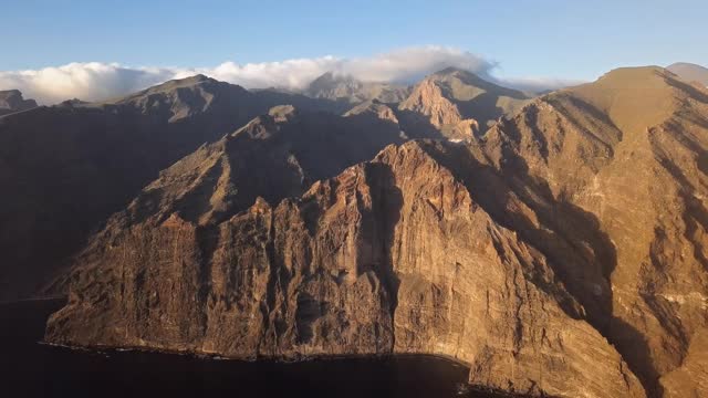 西班牙，加那利群岛，特内里费岛，日落时的巨人悬崖的空中全景图。视频素材