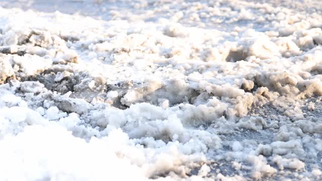 一个男人在一个4k分辨率的视频里来回踩着雪视频素材