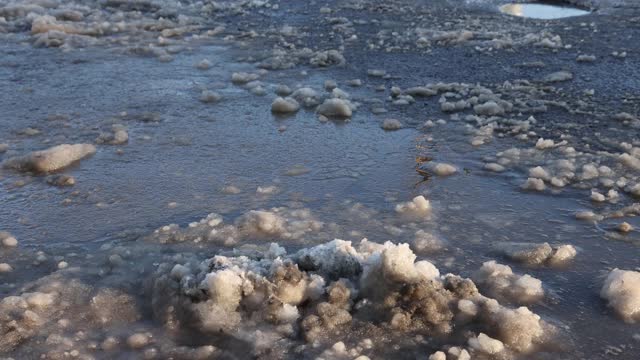 一段4k分辨率的视频中，一名男子踩着雪走向摄像机视频素材