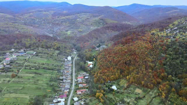 高空鸟瞰图俯瞰郊区村庄附近的山区，高空鸟瞰图俯瞰卡帕提的乡村视频素材