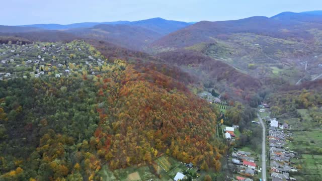 山村天际线鸟瞰图景观森林在喀尔巴阡乌克兰视频素材