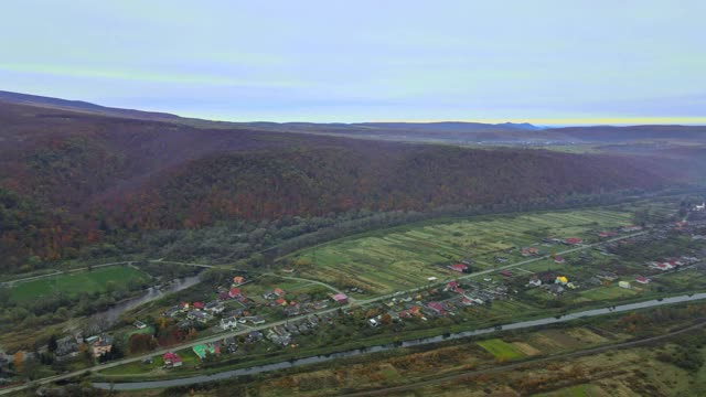 高空鸟瞰图俯瞰郊区村庄附近的山区，高空鸟瞰图俯瞰卡帕提的乡村视频素材