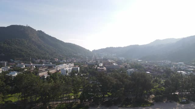 夏日鸟瞰卡塔海滩、普吉岛和大海，以蓝天为旅游背景的城市城市，安达曼海，泰国。股票视频视频素材