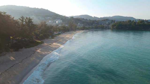 夏日鸟瞰卡塔海滩、普吉岛和大海，以蓝天为旅游背景的城市城市，安达曼海，泰国。股票视频视频素材