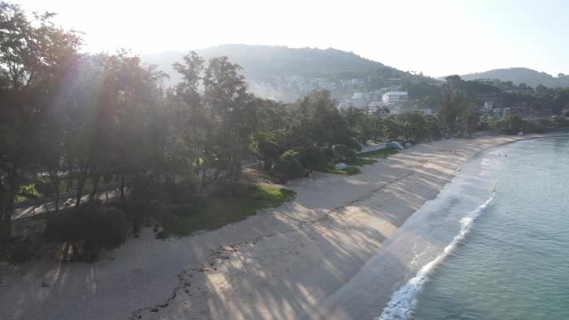 夏日鸟瞰卡塔海滩、普吉岛和大海，以蓝天为旅游背景的城市城市，安达曼海，泰国。股票视频视频素材