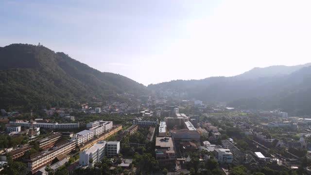 夏日鸟瞰卡塔海滩、普吉岛和大海，以蓝天为旅游背景的城市城市，安达曼海，泰国。股票视频视频素材