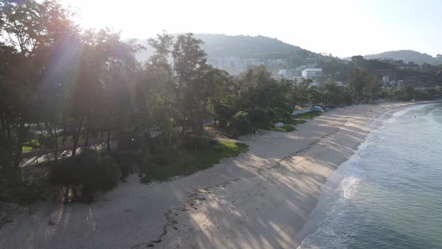 夏日鸟瞰卡塔海滩、普吉岛和大海，以蓝天为旅游背景的城市城市，安达曼海，泰国。股票视频视频素材