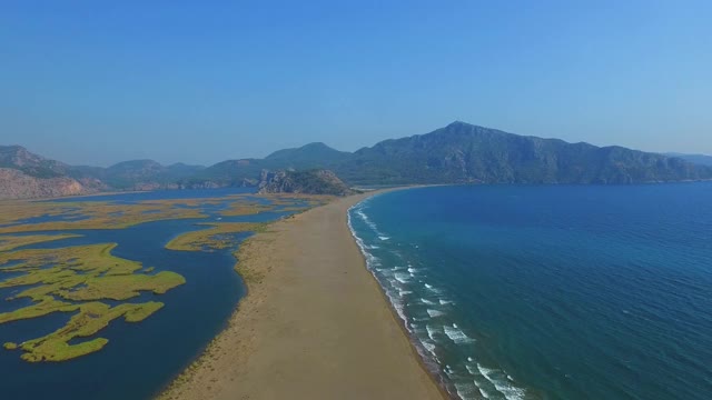 鸟瞰图伊豆祖海龟海滩，大连-土耳其视频素材