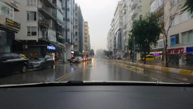 在雨中开车视频素材