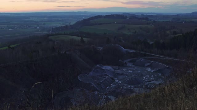 在花岗岩采石场Sloupno开采，背景是夕阳下美丽的风景。视频素材