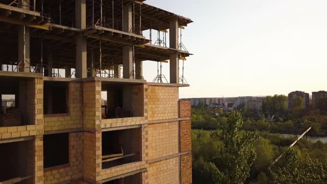 正在建设的高层住宅楼鸟瞰图。视频素材