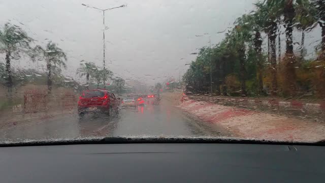 在雨中开车视频素材