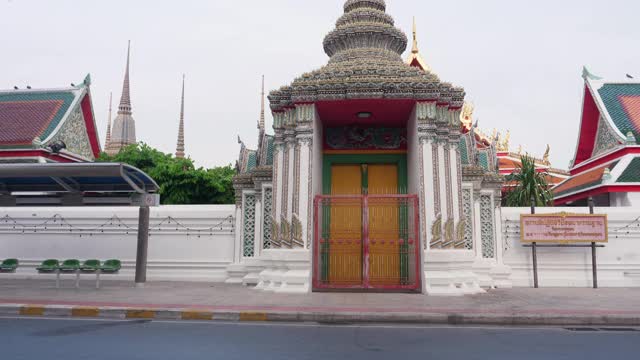 潮人骑摩托车通过著名的地方(Wat Pho)泰国曼谷视频素材