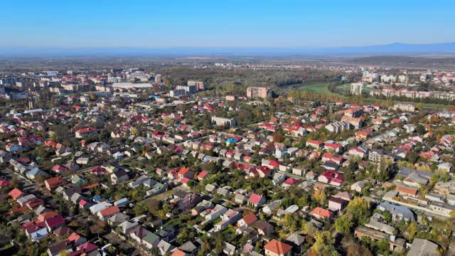 鸟瞰乌日戈罗德古城，历史名城鸟瞰Transcarpathia，乌克兰欧洲视频素材