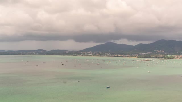 风暴云和雨在海上的时间推移的镜头视频素材