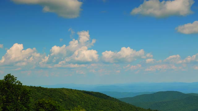 北卡罗莱纳的蓝岭山脉上空，云层宽阔，时间流逝视频素材