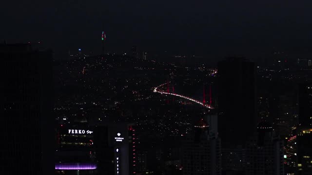 从高处俯瞰伊斯坦布尔的夜景。视频素材