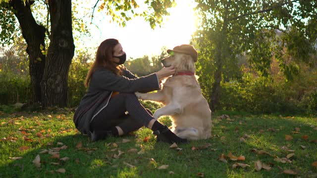 女人喜欢在狗公园和她的金毛猎犬。视频素材