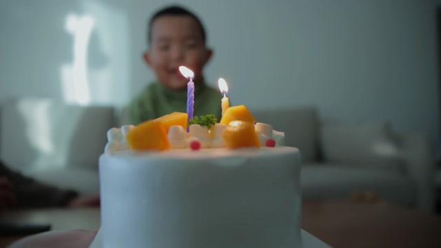 庆祝2岁男孩生日视频素材画面2
