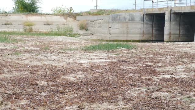 生态灾难。土地龟裂，干涸的湖或河上空桥。土地被侵蚀和全球变暖-气候变化和生态问题。全高清视频素材