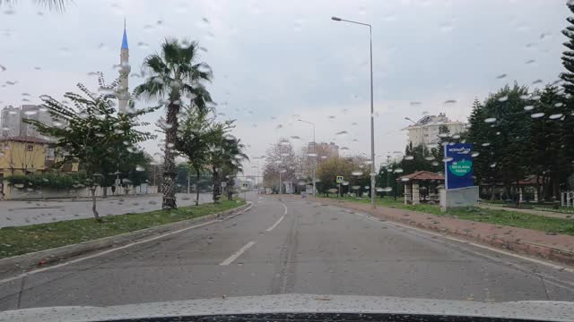 在雨中开车视频素材