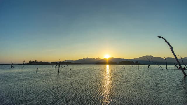 从白天到黄昏的时间流逝宁静的湖与热带山脉的背景在日落视频素材