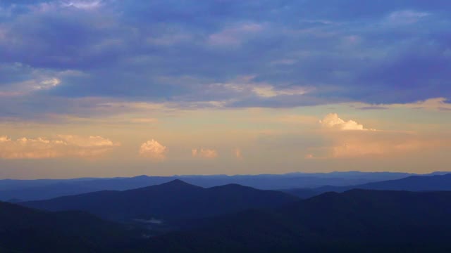 晚霞笼罩山景，时光流逝视频素材