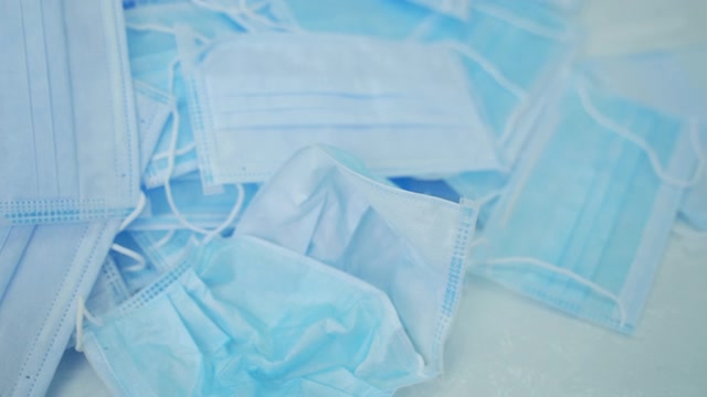 一堆一次性医用口罩视频素材画面1