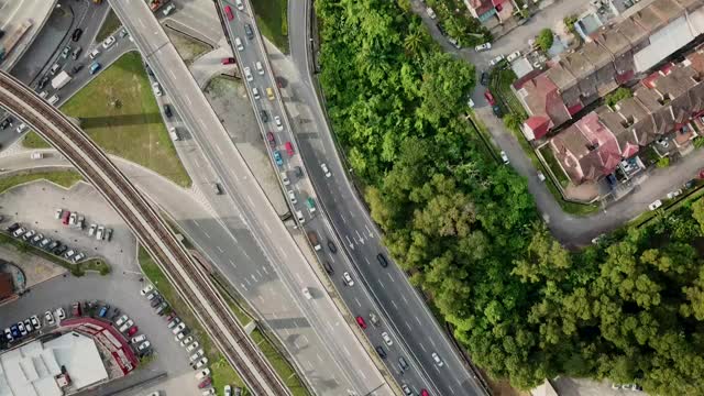 马来西亚吉隆坡高架公路上繁忙交通的鸟瞰图视频素材