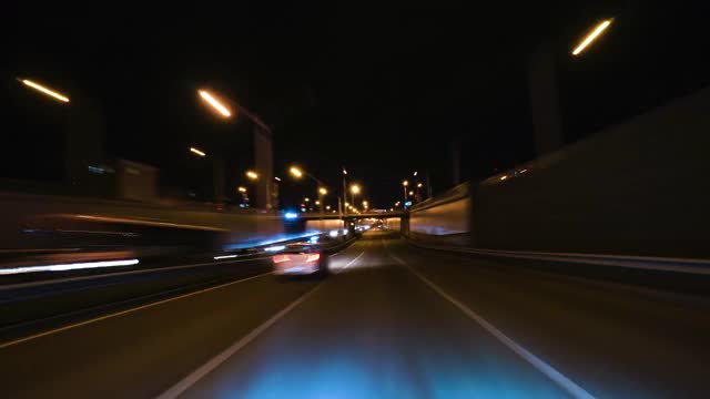 汽车在夜晚的城市道路上行驶。旅行旅行概念。视频素材