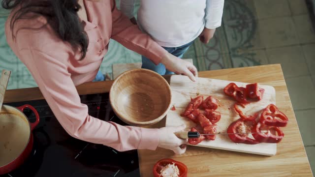 和儿子一起做饭的女人视频素材