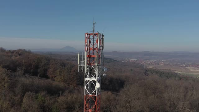 天线塔上方秋景4K无人机视频视频素材