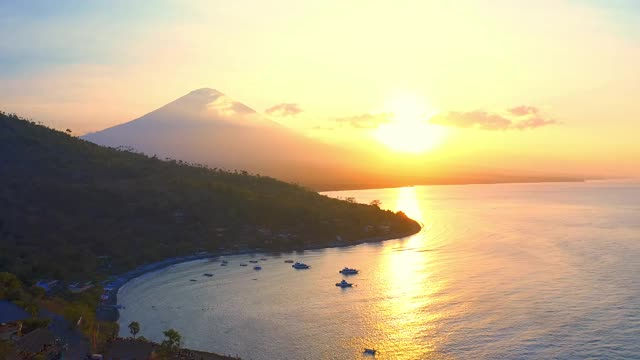 阿米德黑沙滩和火山阿贡日出和日落。4 k鸟瞰图视频素材