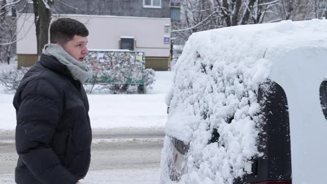 一场大雪过后，司机把车上的积雪清理干净。视频素材