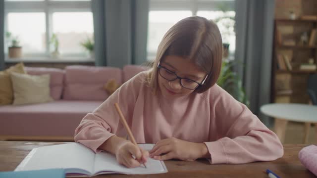 女孩电子学习的观点视频素材