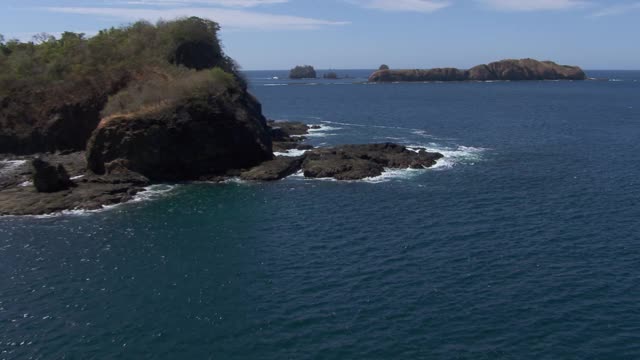 鸟瞰图的半岛和岩石海岸线Punta Zapotal在哥斯达黎加的太平洋海岸。视频素材